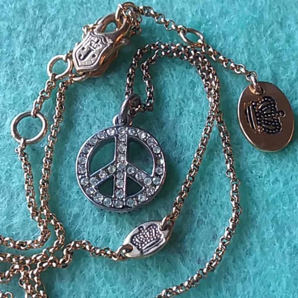 🔥🔥Juicy Peace Petite Pendant
